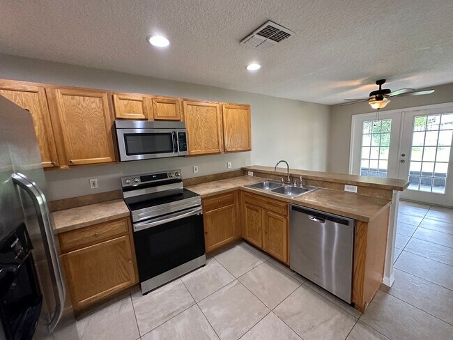 Building Photo - Lovely  3/2.5 Home w/ 2nd floor loft and f...