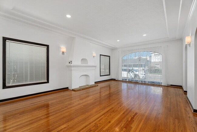 Building Photo - 76 Roycroft Ave