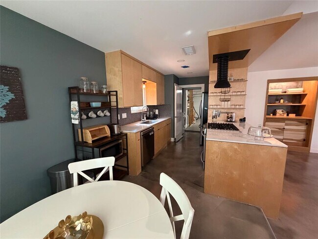 Building Photo - 1900 Dauphine Cove