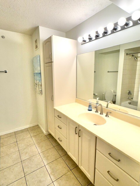 Guest Bath - 9655 Woods Dr