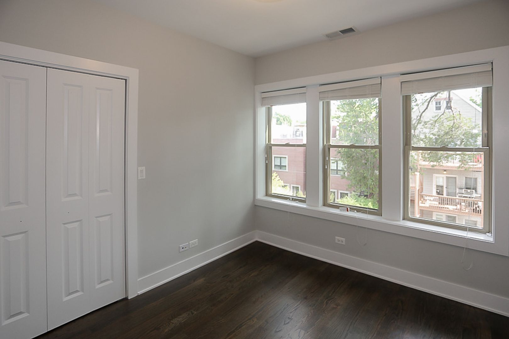 Building Photo - 3917 N Janssen Ave