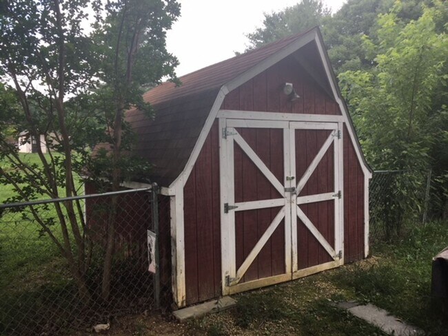 Building Photo - Single Family 3 BR, 2 Bath Rental House in...