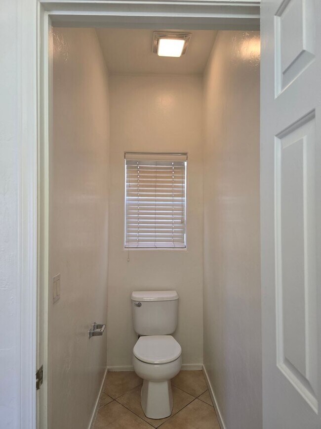 Building Photo - Large 4 bedroom home with Den - Corner lot...