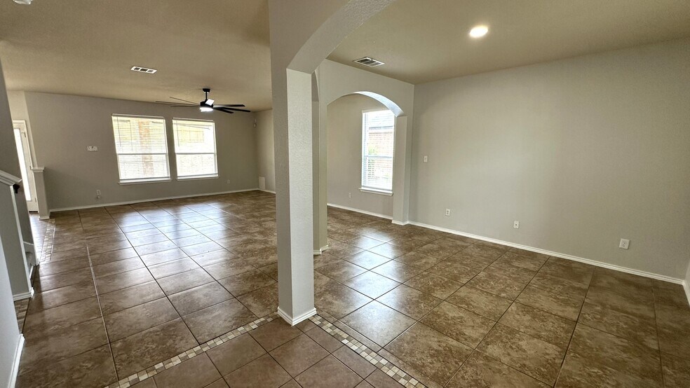 Building Photo - 2303 Scott Dr