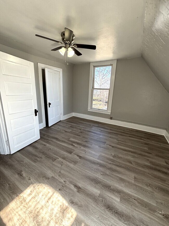 Building Photo - RENT SPECIAL - RENT REDUCED!!  2 Bedroom, 1 Bathroom apartment in great CF location!