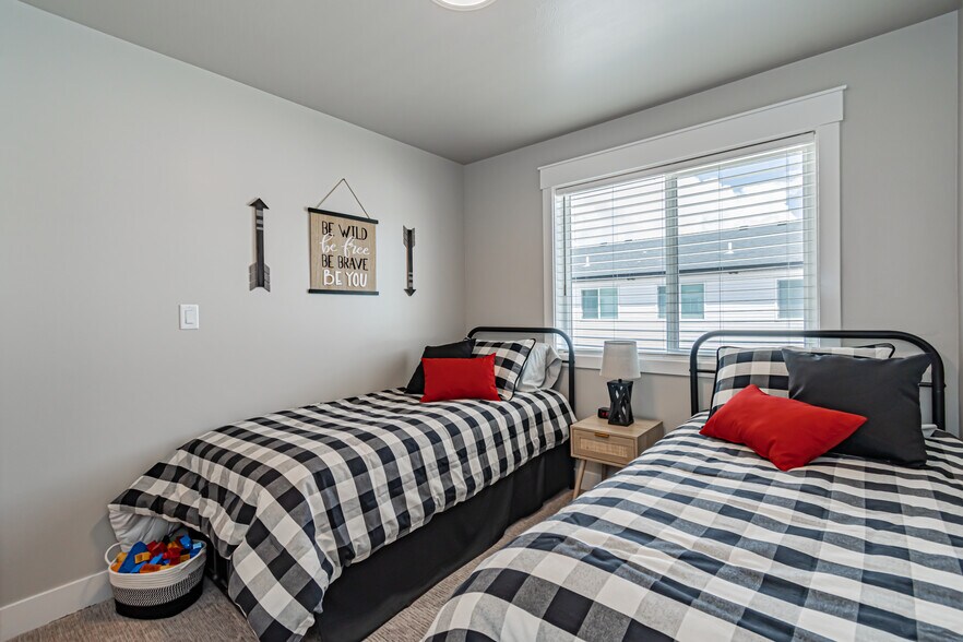 Building Photo - 380 S 3rd W