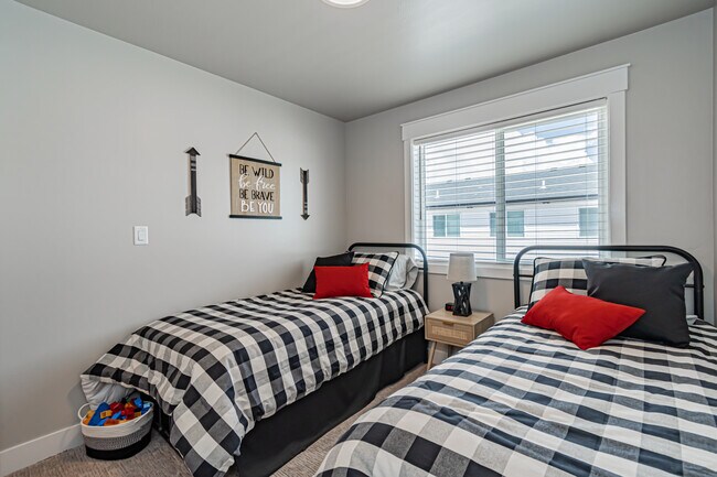 Building Photo - 380 S 3rd W