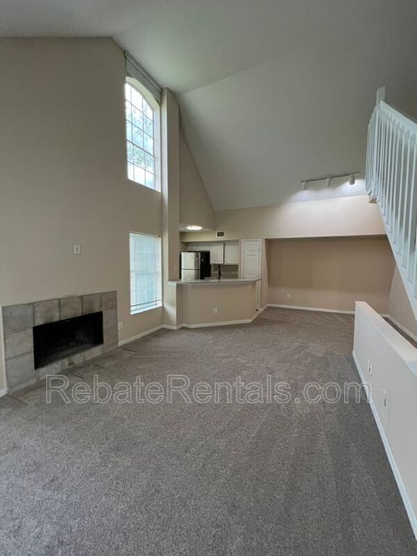 Building Photo - 13700 Richmond Park Dr N
