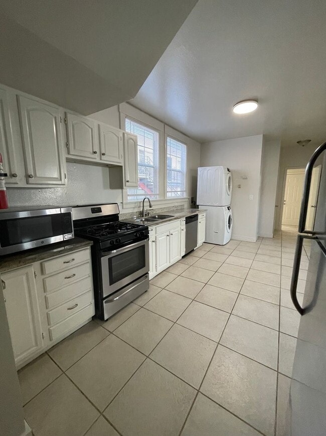 Building Photo - Great Upper Unit