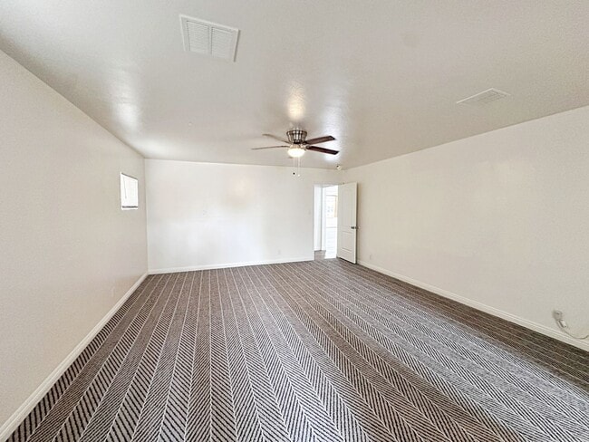Building Photo - 812 Bracken Ave
