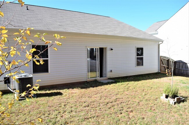 Building Photo - Beautiful Ranch Home - FENCED Yard - 2 car garage