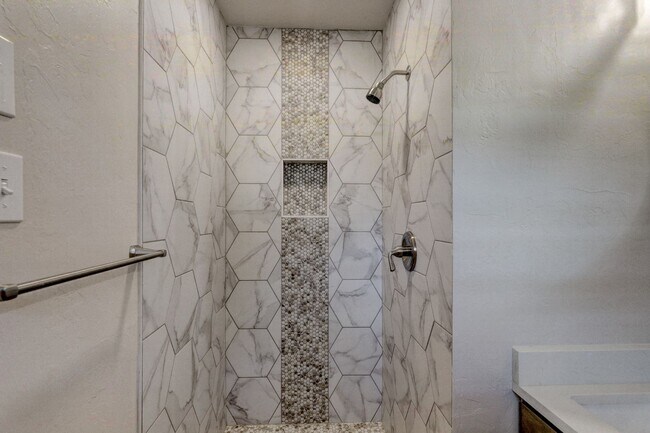 Building Photo - Spacious Elegance: Open Floor Plan, Dual V...