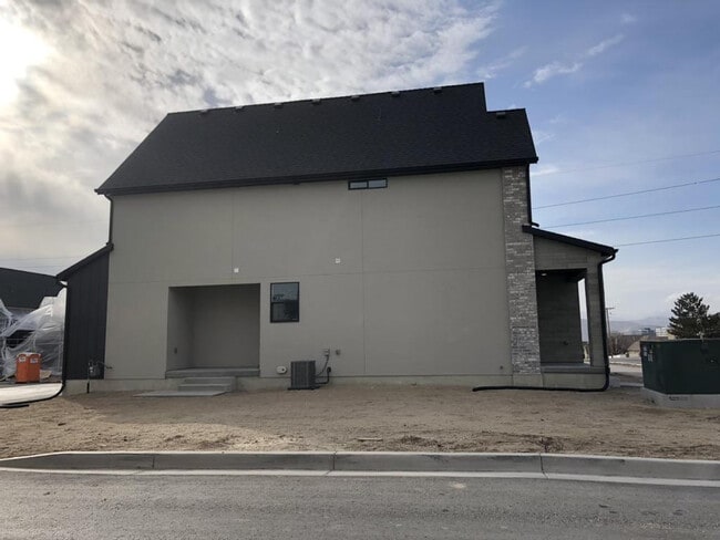 side of house - 441 W 3200 N