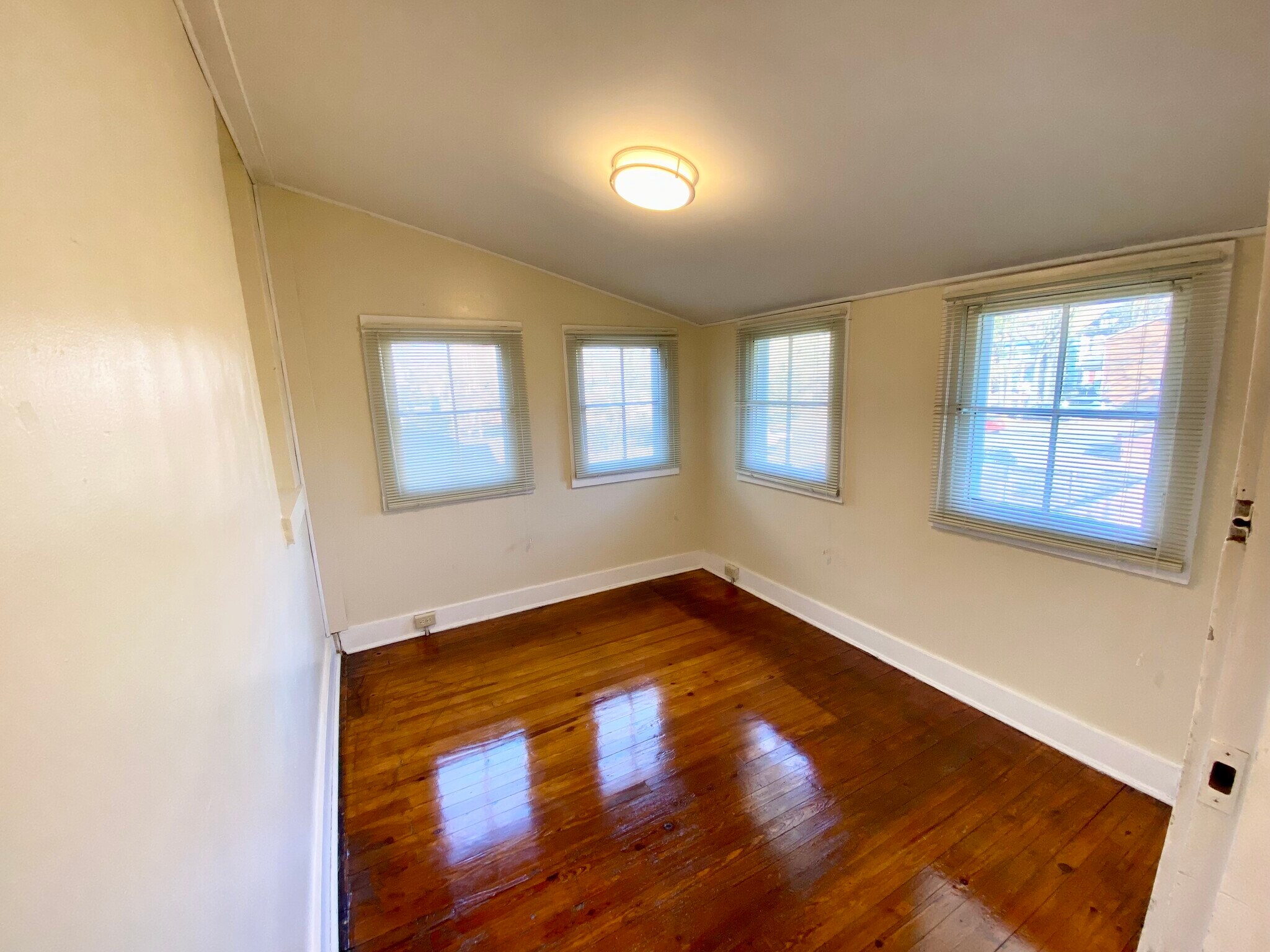 Building Photo - 1372 Neil Ave