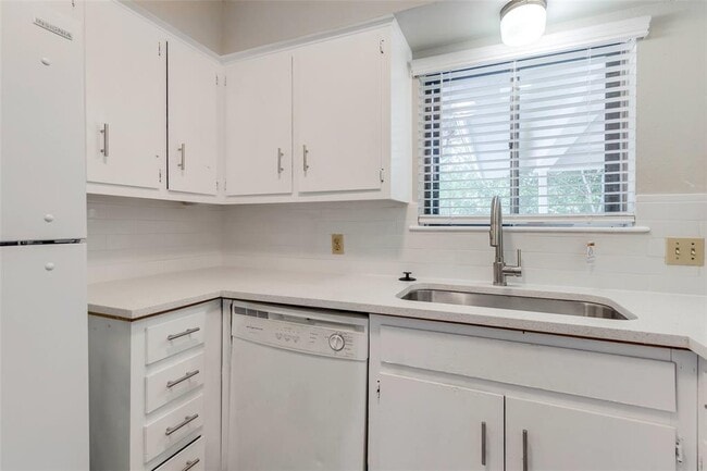 Building Photo - 2005 Cody Ct