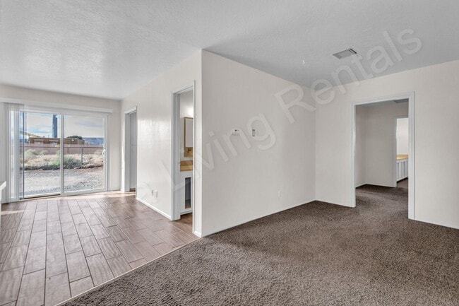 Building Photo - PET FRIENDLY CENTRALLY LOCATED ON ONE ACRE