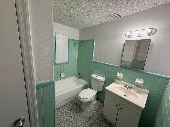 Building Photo - 2119 W 14th St