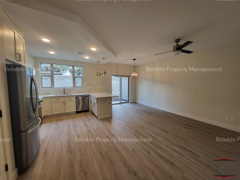 Building Photo - 487 Easy St
