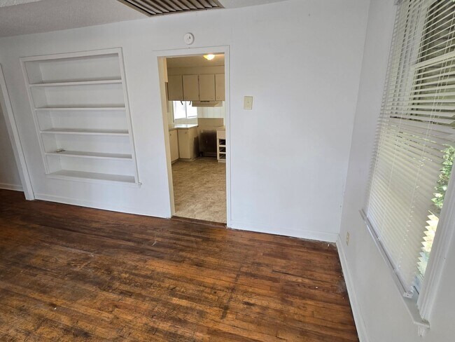 Building Photo - Decker Boulevard-International Corridor