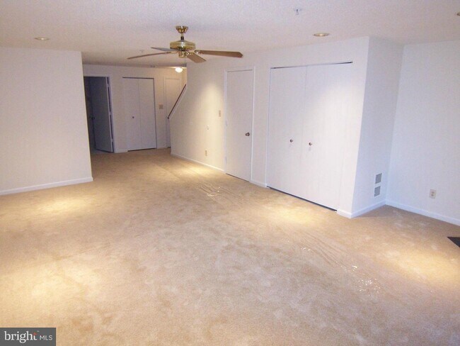 Building Photo - 1336 Foxglove Square
