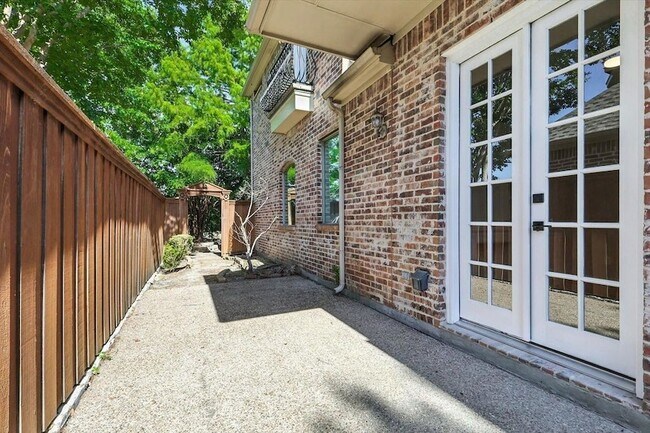 Building Photo - 8220 Misty Shores Ln