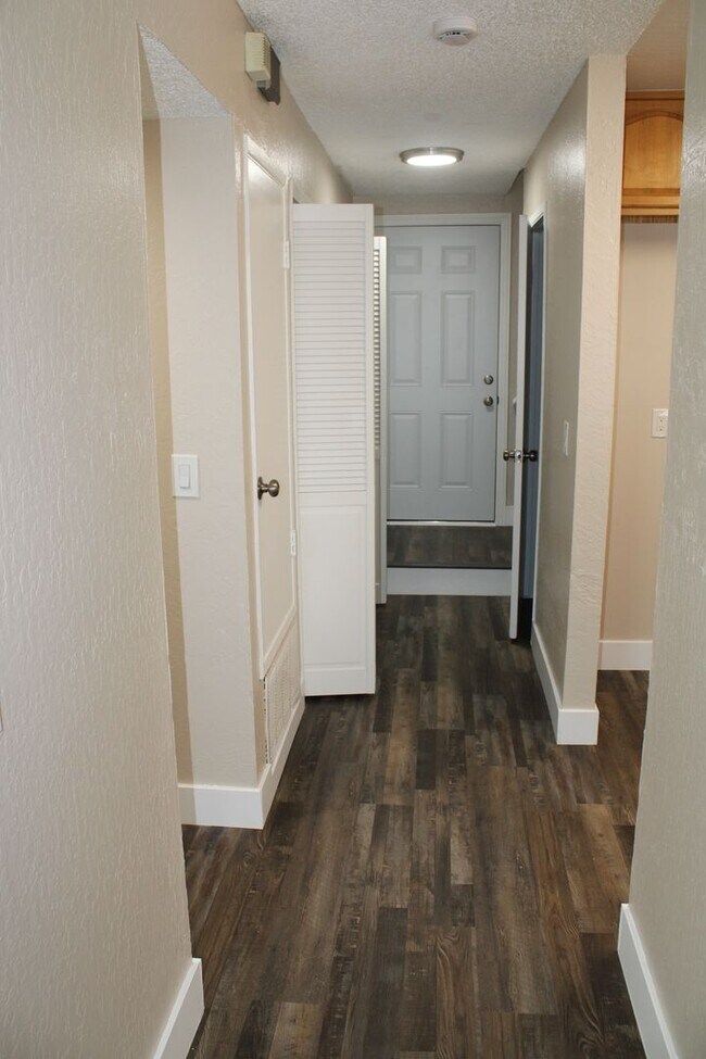 Building Photo - Updated 4 bedroom, 1 1/2 bathroom Townhome...