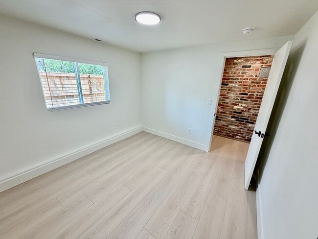 Building Photo - Freshly Remodeled 5bd/2.5bath Home w/ Daylight Basement in Heart of Multnomah Village