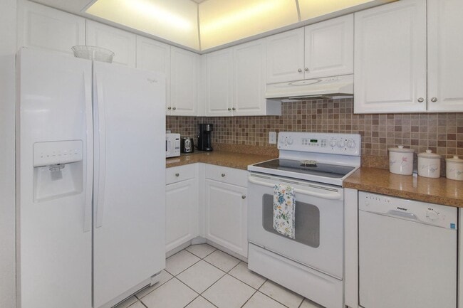 Building Photo - Beach Manor Villas Annual Condo for Rent