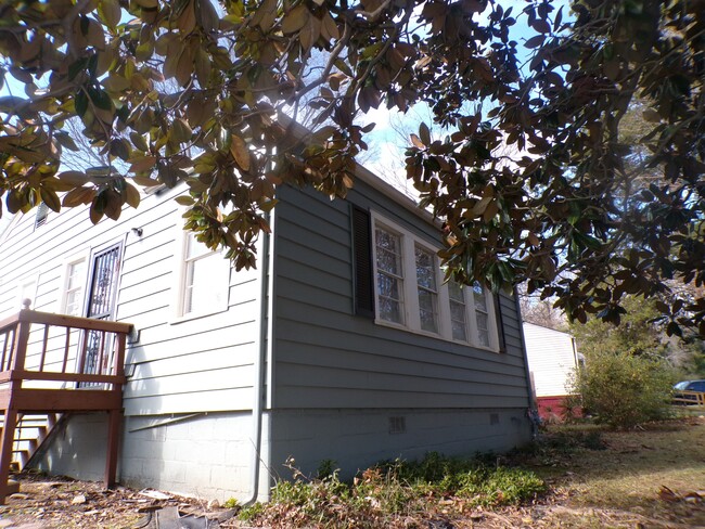 Building Photo - 105 Hardy St