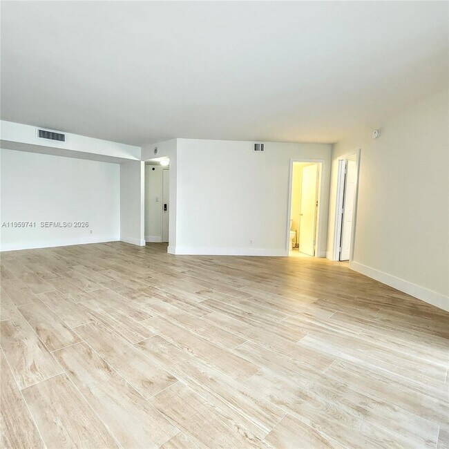 Building Photo - 18181 NE 31st Ct