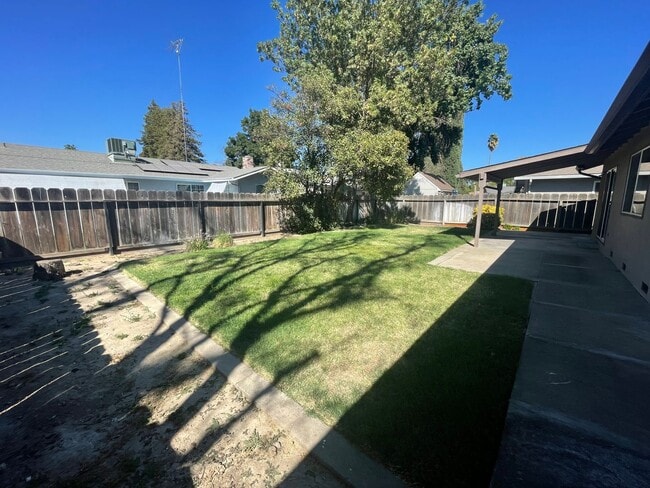 Building Photo - 3233 Nightingale Dr