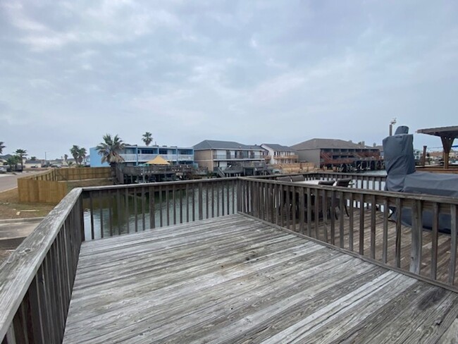 Building Photo - WATERFRONT TOWNHOME ON THE ISLAND!