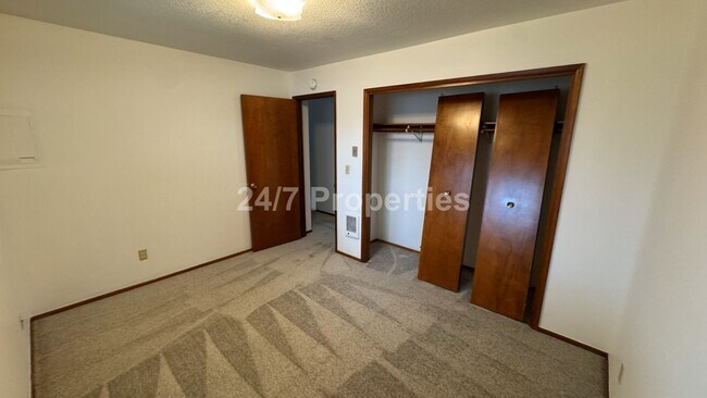 Building Photo - Charming 2BD/1BA with Patio  - Milwaukie