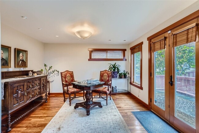 Building Photo - Queen Anne Home