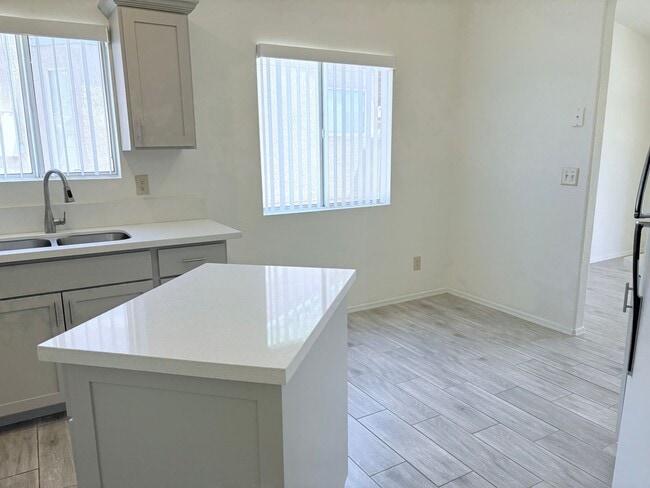 Building Photo - newly remodeled 3 bed/ 2 bath home