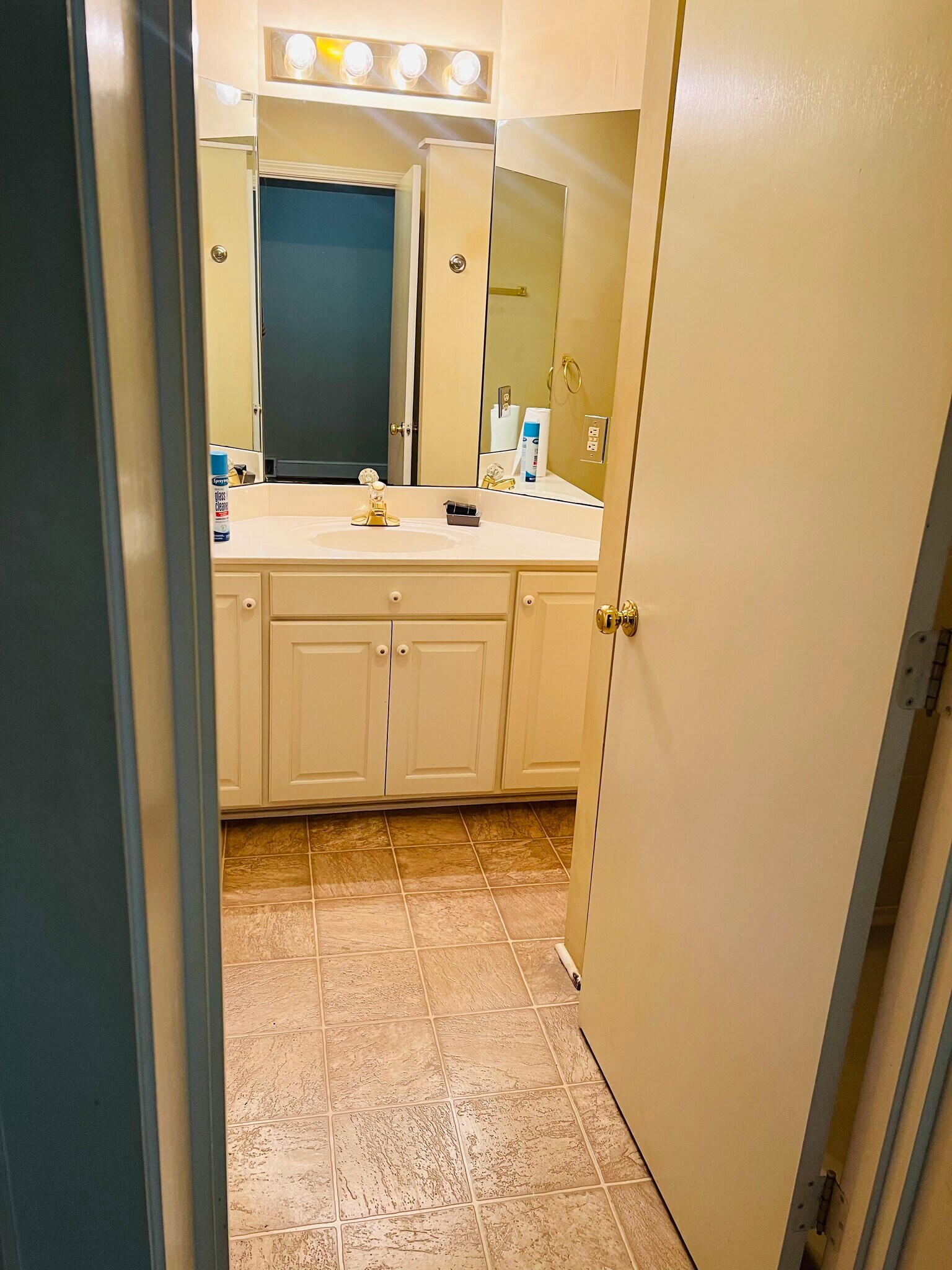 Building Photo - 1040 Roundknob Ave