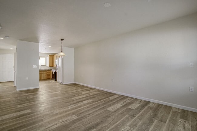Building Photo - Great two bedroom, one bath near airport. AVAILABLE BEGINNING 6/17/26