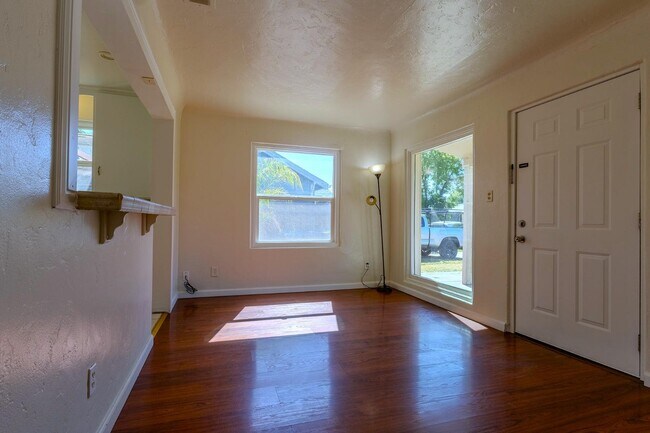 Building Photo - 2137 Raymond Ave