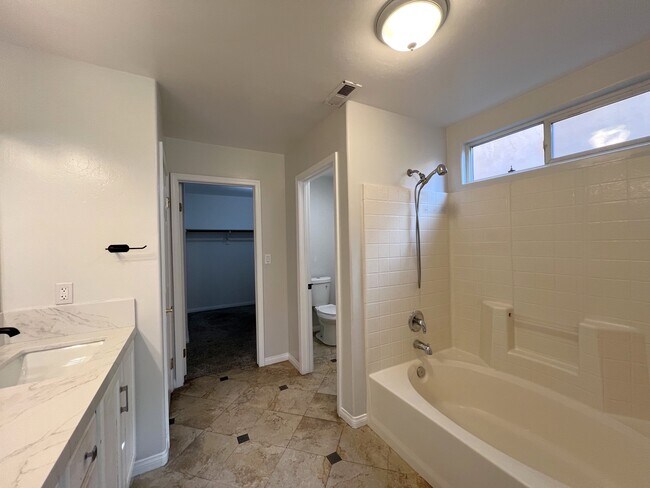 Building Photo - 12115 Fairburn Way