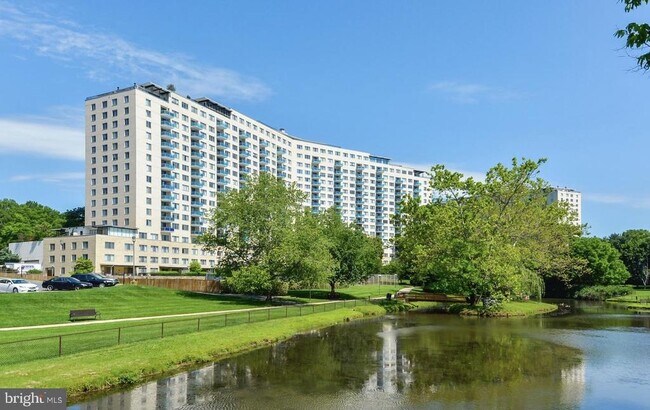 Building Photo - 10401 Grosvenor Pl