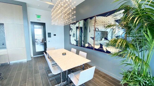 Building Photo - Nexus Condo 1B+1B+1 Den
