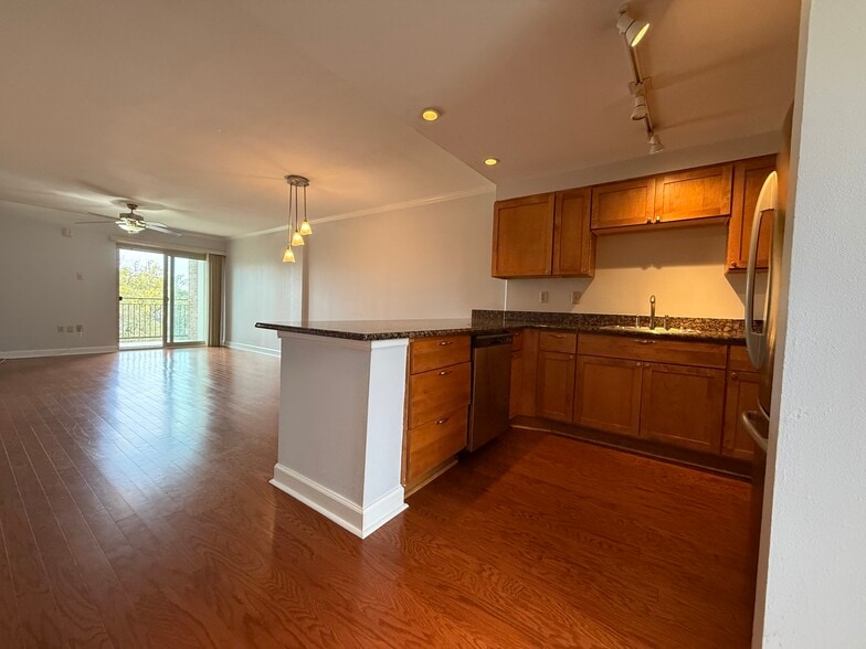 Building Photo - 3915 Saint Charles Ave