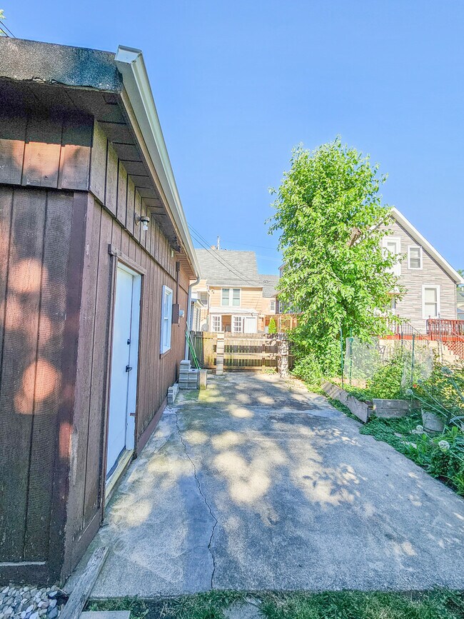 Building Photo - 3300 N Kildare Ave