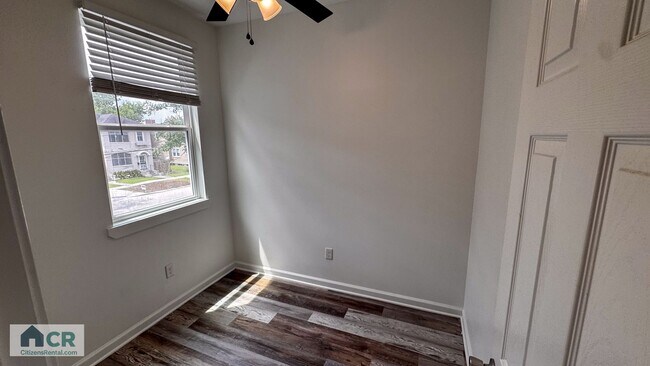 Building Photo - 5bd/2ba Near Campus and Stadium! Text 727-459-4141 for more info!