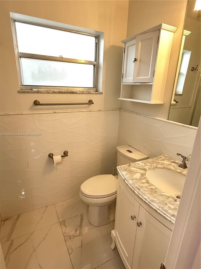 Building Photo - 5170 SW 40th Ave