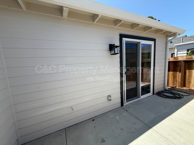 Building Photo - 727 2nd St