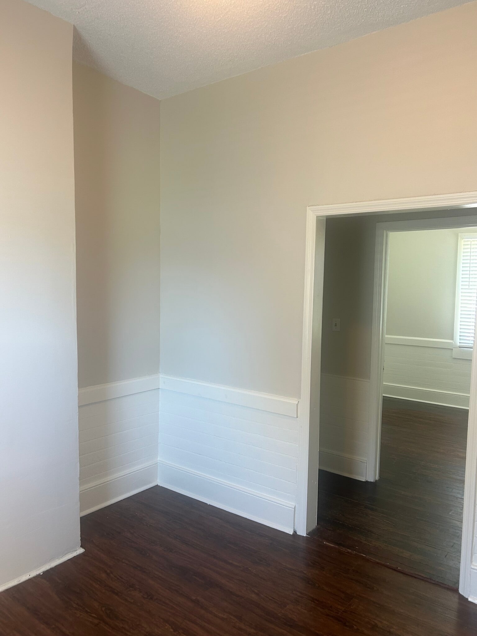 Building Photo - 520 E Hall Ln