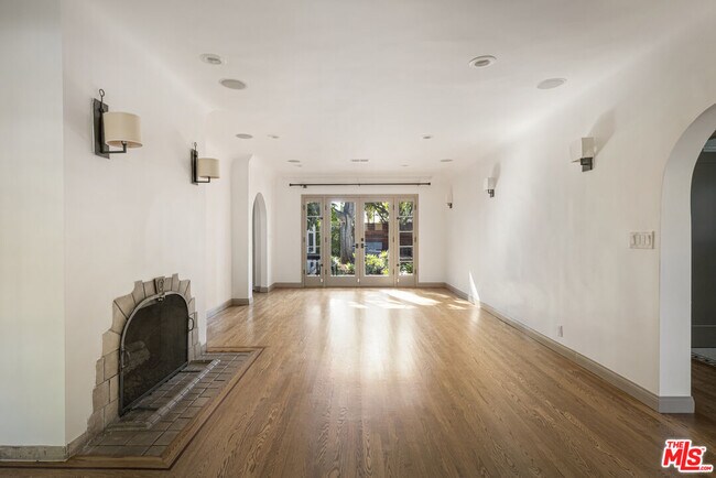 Building Photo - 1169 S Sierra Bonita Ave