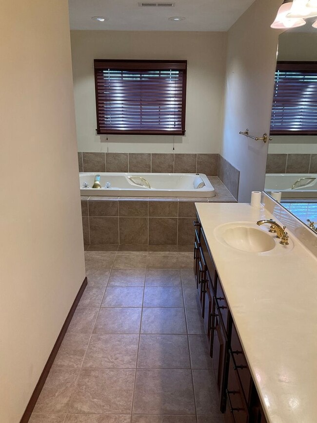 Building Photo - 2903 Lake Lorraine Cove