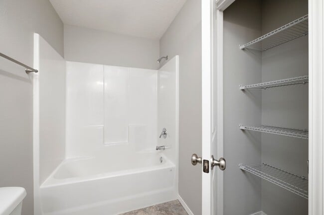 Building Photo - Newer 3 bedroom duplex in Republic!